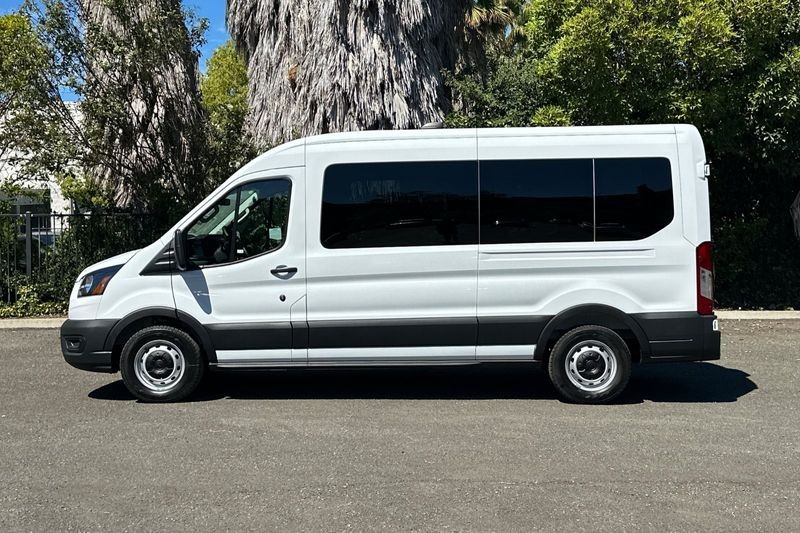 Ford Transit-350 Vehicle Full-screen Gallery Image 06