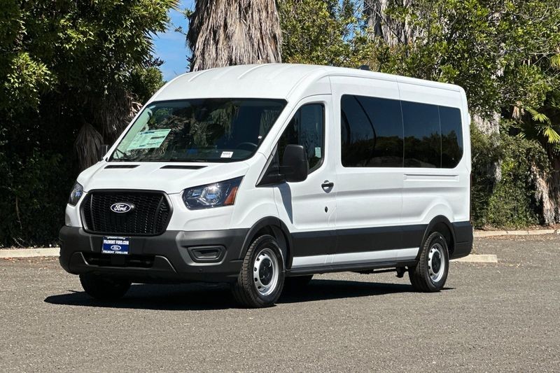 Ford Transit-350 Vehicle Full-screen Gallery Image 07