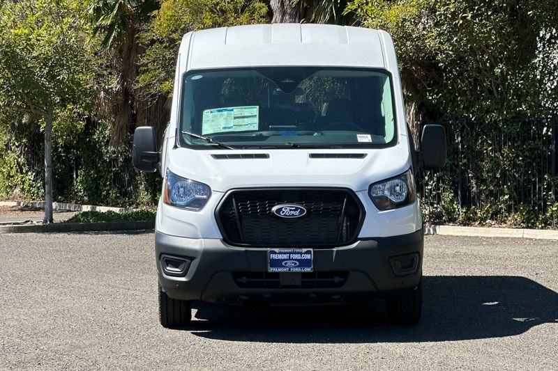 Ford Transit-350 Vehicle Full-screen Gallery Image 08