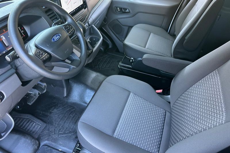 Ford Transit-350 Vehicle Full-screen Gallery Image 09