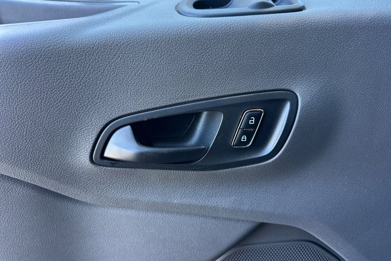 Ford Transit-350 Vehicle Full-screen Gallery Image 10