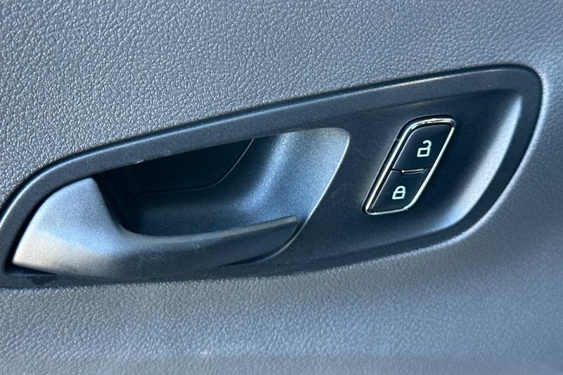 Ford Transit-350 Vehicle Full-screen Gallery Image 11
