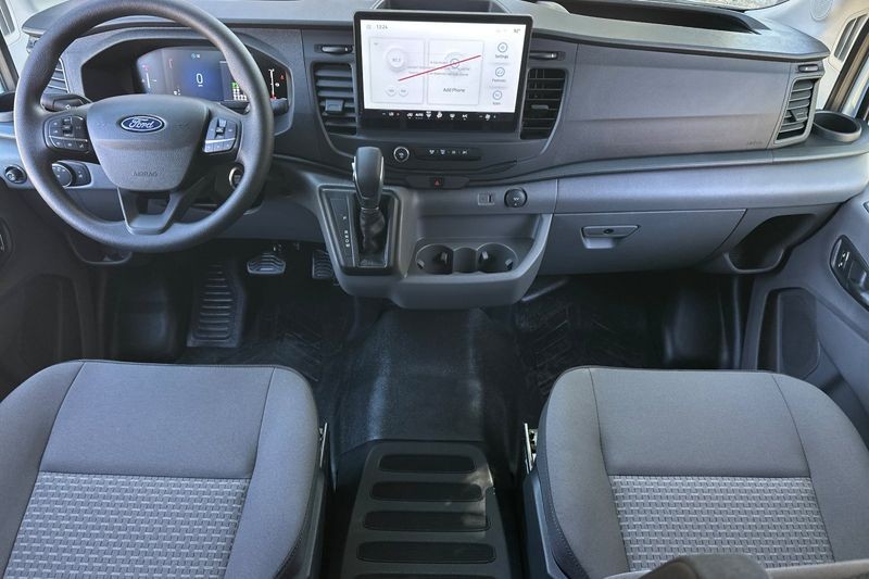 Ford Transit-350 Vehicle Full-screen Gallery Image 13