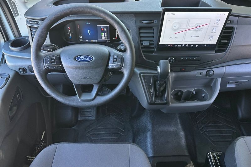 Ford Transit-350 Vehicle Full-screen Gallery Image 14