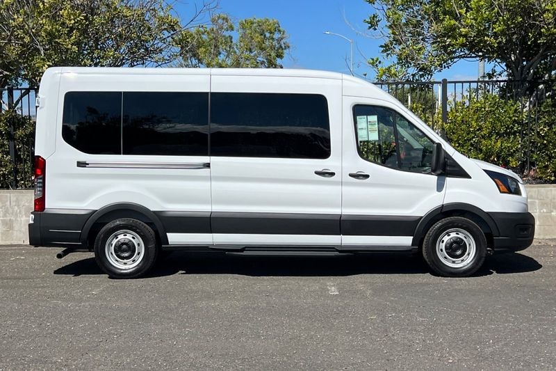Ford Transit-350 Vehicle Full-screen Gallery Image 02