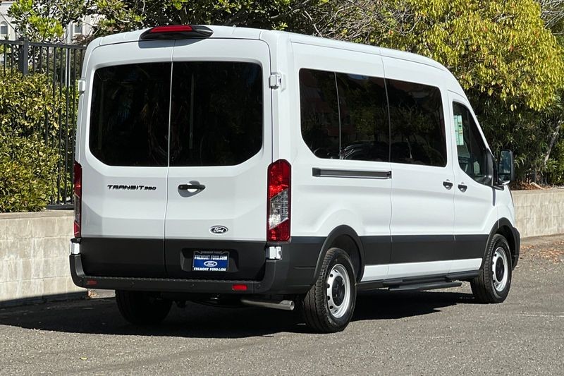 Ford Transit-350 Vehicle Full-screen Gallery Image 03