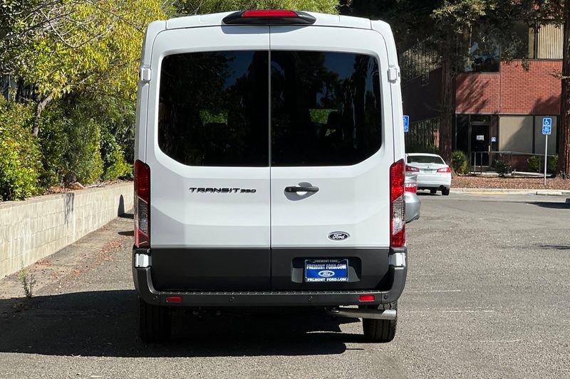 Ford Transit-350 Vehicle Full-screen Gallery Image 04