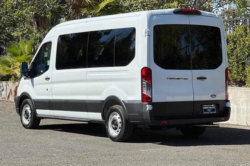 Ford Transit-350 Vehicle Full-screen Gallery Image 05