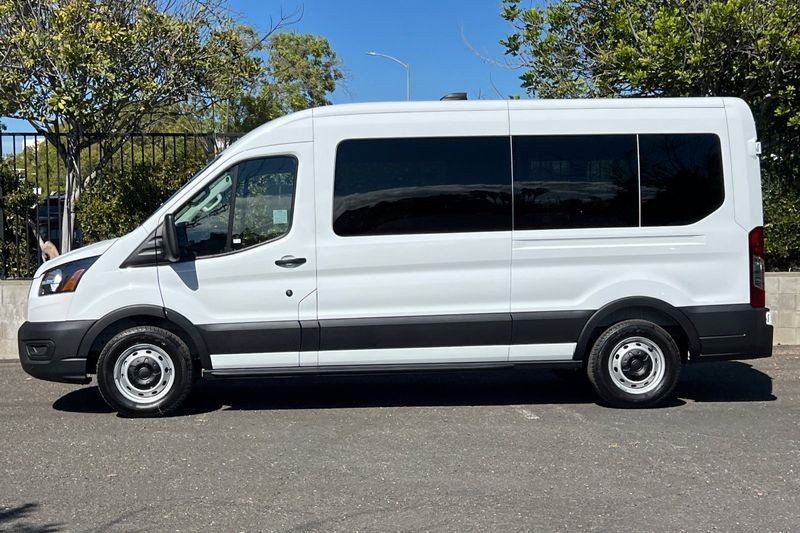 Ford Transit-350 Vehicle Full-screen Gallery Image 06