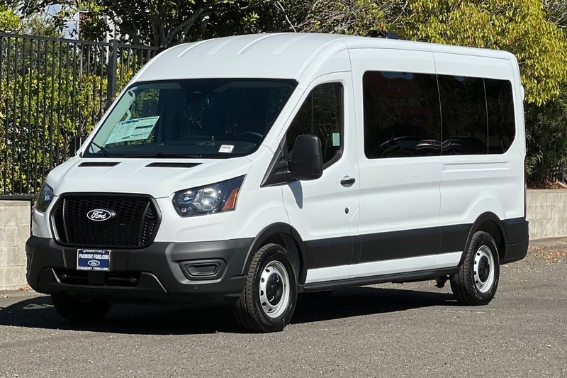 Ford Transit-350 Vehicle Full-screen Gallery Image 07