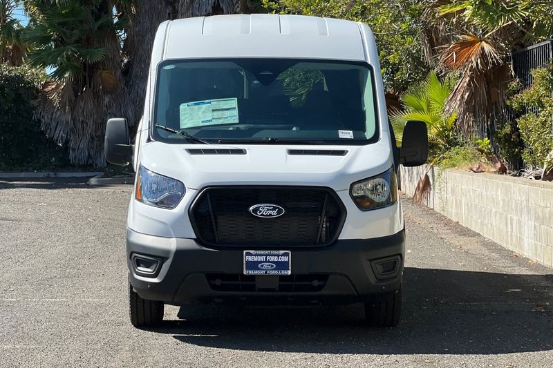 Ford Transit-350 Vehicle Full-screen Gallery Image 08