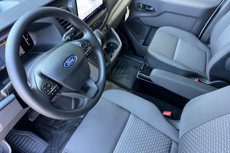 Ford Transit-350 Vehicle Full-screen Gallery Image 09