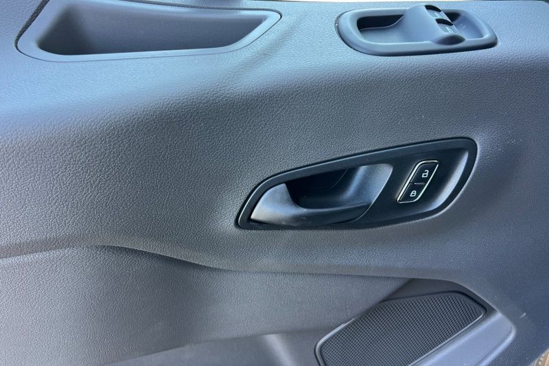 Ford Transit-350 Vehicle Full-screen Gallery Image 10