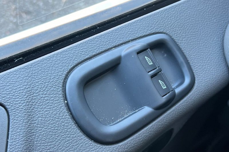 Ford Transit-350 Vehicle Full-screen Gallery Image 11