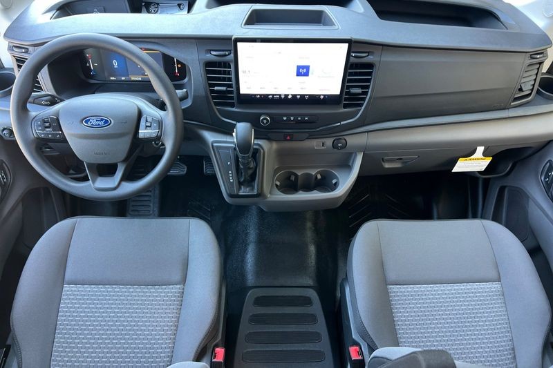 Ford Transit-350 Vehicle Full-screen Gallery Image 13