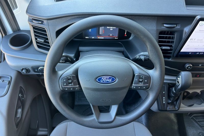 Ford Transit-350 Vehicle Full-screen Gallery Image 14