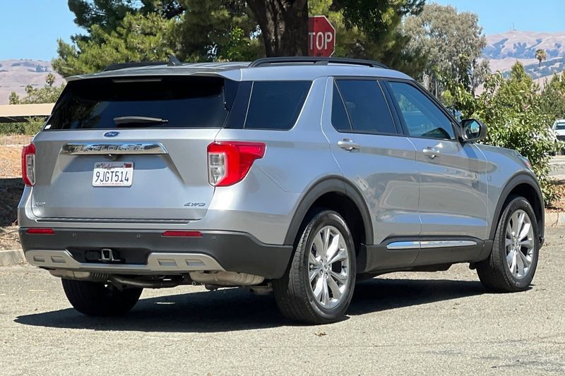 Ford Explorer Vehicle Full-screen Gallery Image 03