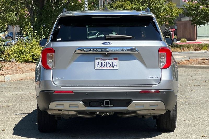 Ford Explorer Vehicle Full-screen Gallery Image 04