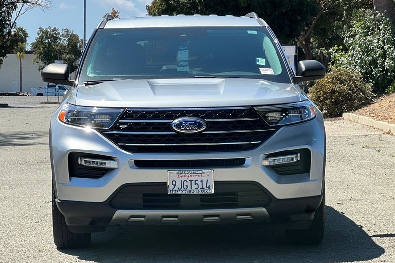 Ford Explorer Vehicle Full-screen Gallery Image 09