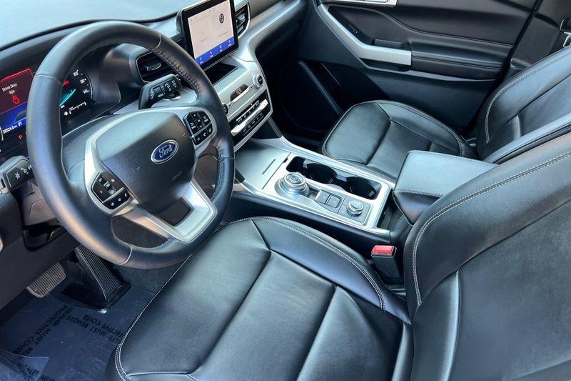 Ford Explorer Vehicle Full-screen Gallery Image 10