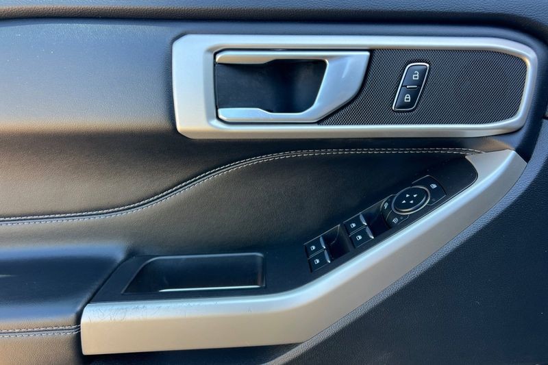 Ford Explorer Vehicle Full-screen Gallery Image 11
