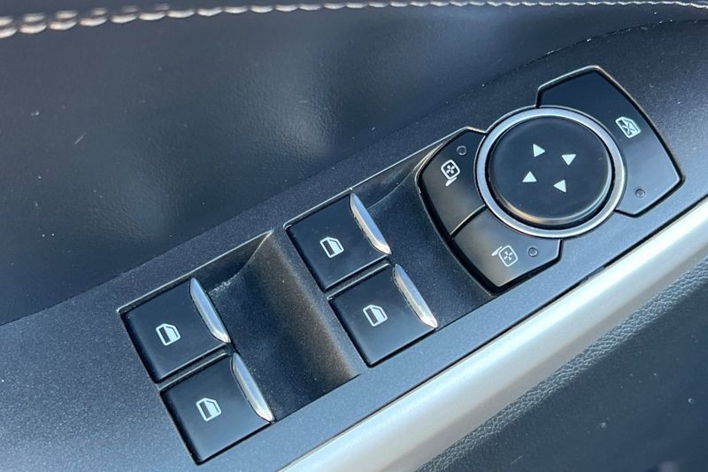 Ford Explorer Vehicle Full-screen Gallery Image 12