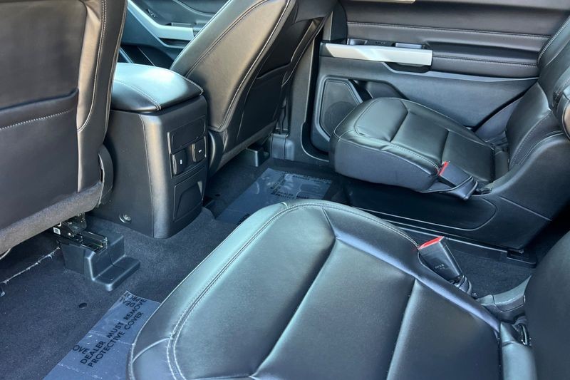 Ford Explorer Vehicle Full-screen Gallery Image 14