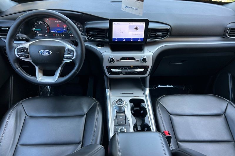 Ford Explorer Vehicle Full-screen Gallery Image 15