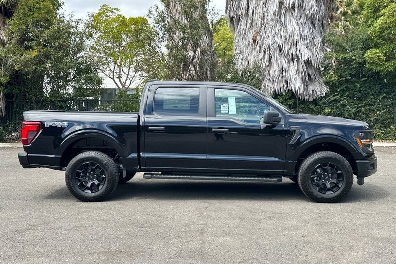 Ford F-150 Vehicle Full-screen Gallery Image 02