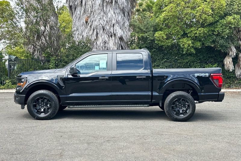 Ford F-150 Vehicle Full-screen Gallery Image 06