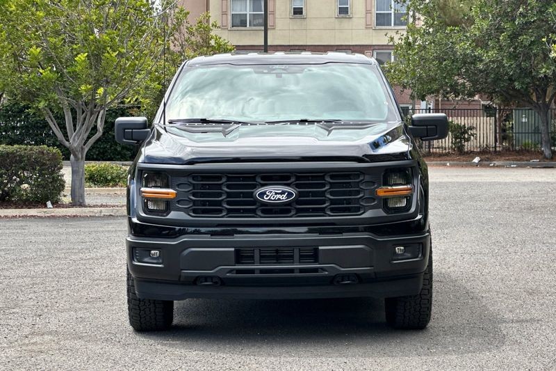 Ford F-150 Vehicle Full-screen Gallery Image 08
