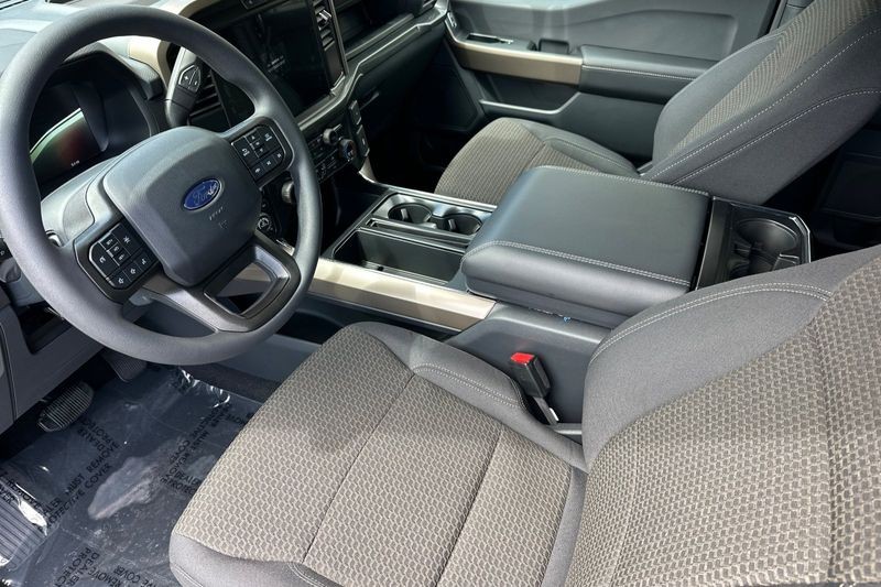 Ford F-150 Vehicle Full-screen Gallery Image 09