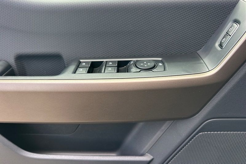 Ford F-150 Vehicle Full-screen Gallery Image 10