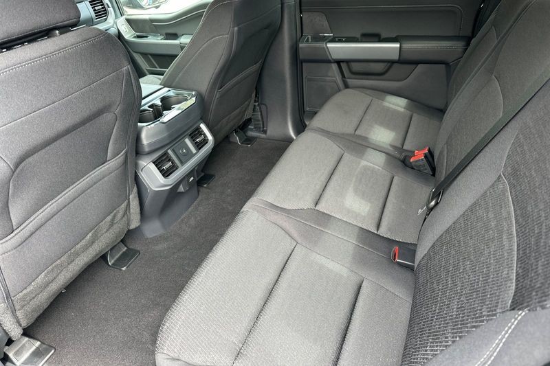 Ford F-150 Vehicle Full-screen Gallery Image 12