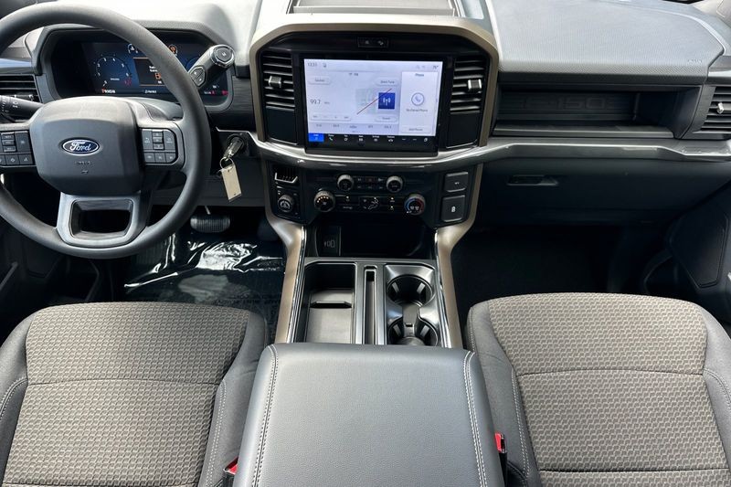 Ford F-150 Vehicle Full-screen Gallery Image 13