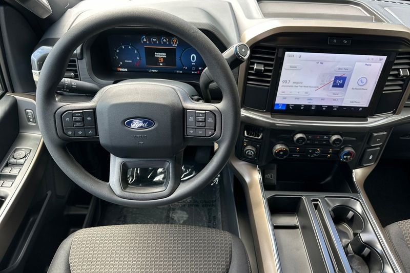 Ford F-150 Vehicle Full-screen Gallery Image 14