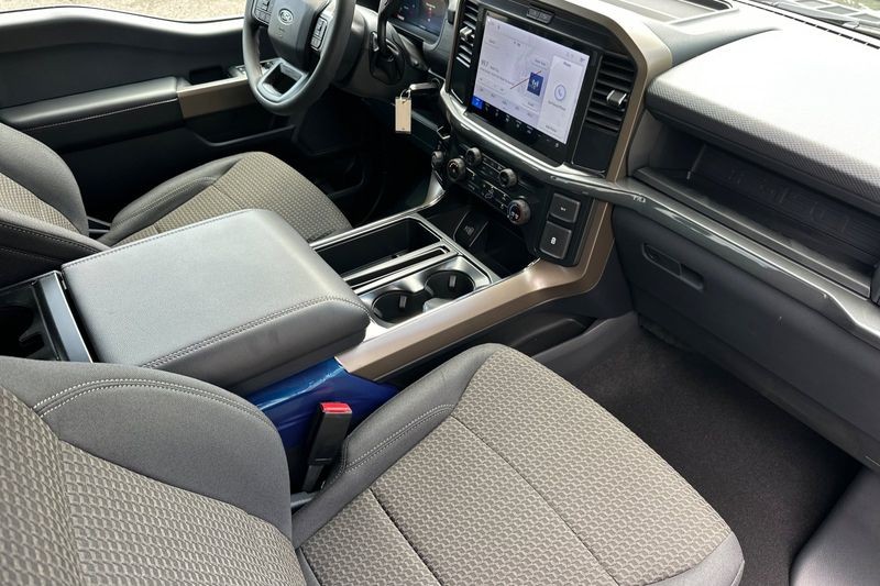 Ford F-150 Vehicle Full-screen Gallery Image 15
