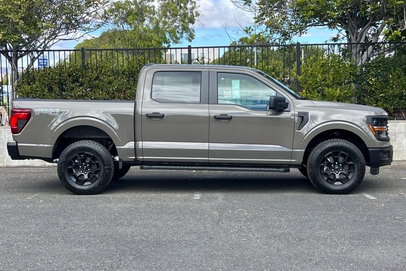 Ford F-150 Vehicle Full-screen Gallery Image 02