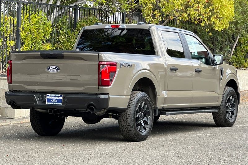 Ford F-150 Vehicle Full-screen Gallery Image 03