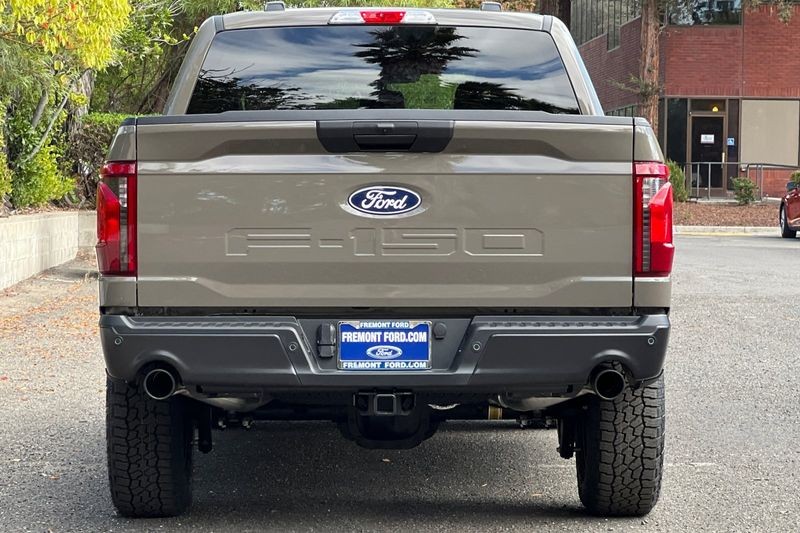 Ford F-150 Vehicle Full-screen Gallery Image 04