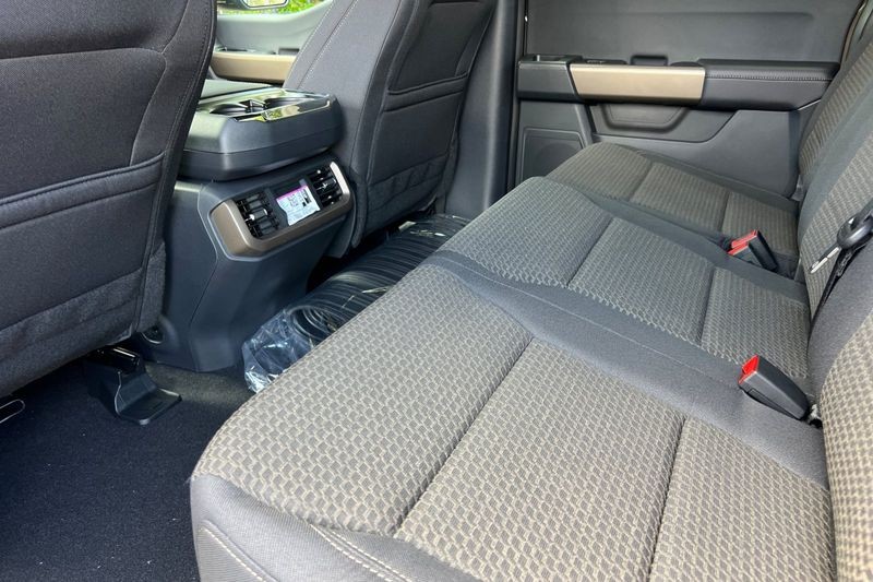 Ford F-150 Vehicle Full-screen Gallery Image 12