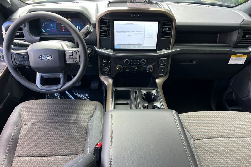 Ford F-150 Vehicle Full-screen Gallery Image 14