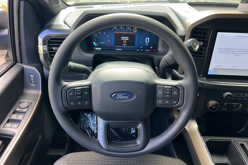 Ford F-150 Vehicle Full-screen Gallery Image 15