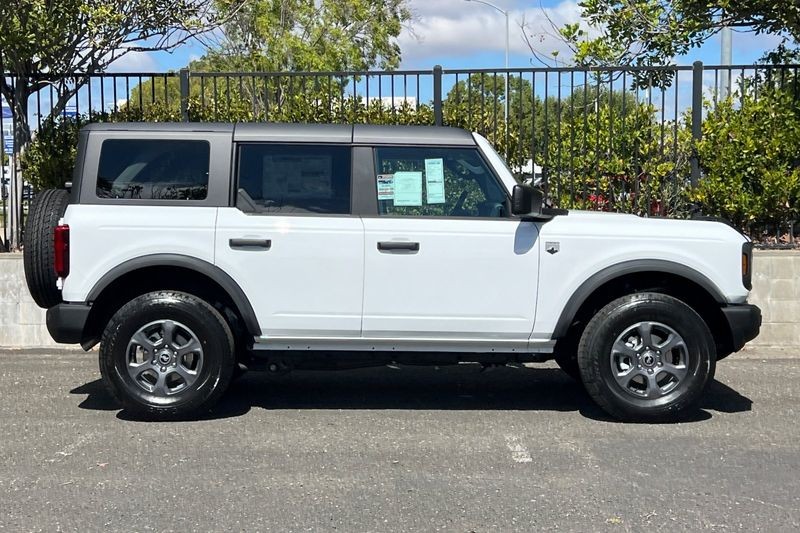 Ford Bronco Vehicle Full-screen Gallery Image 02
