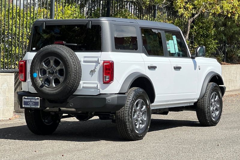 Ford Bronco Vehicle Full-screen Gallery Image 03