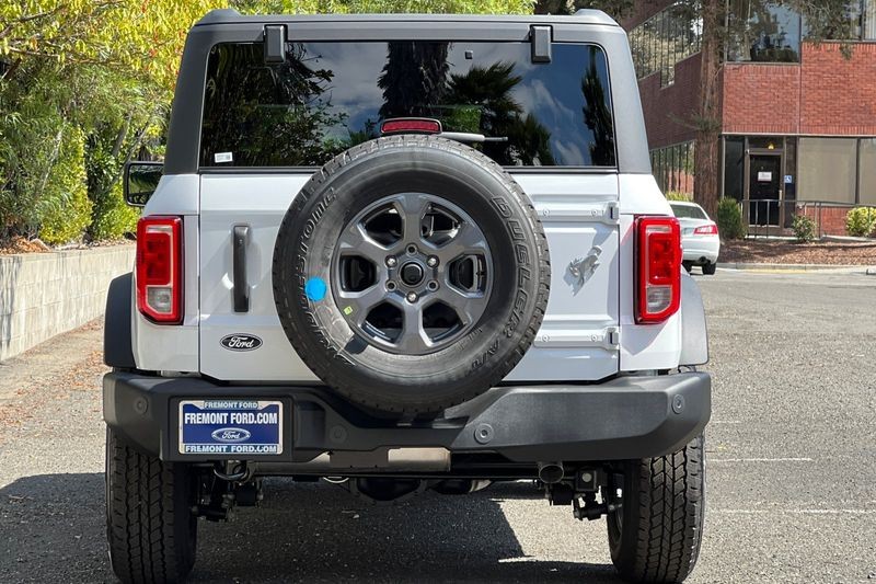 Ford Bronco Vehicle Full-screen Gallery Image 04
