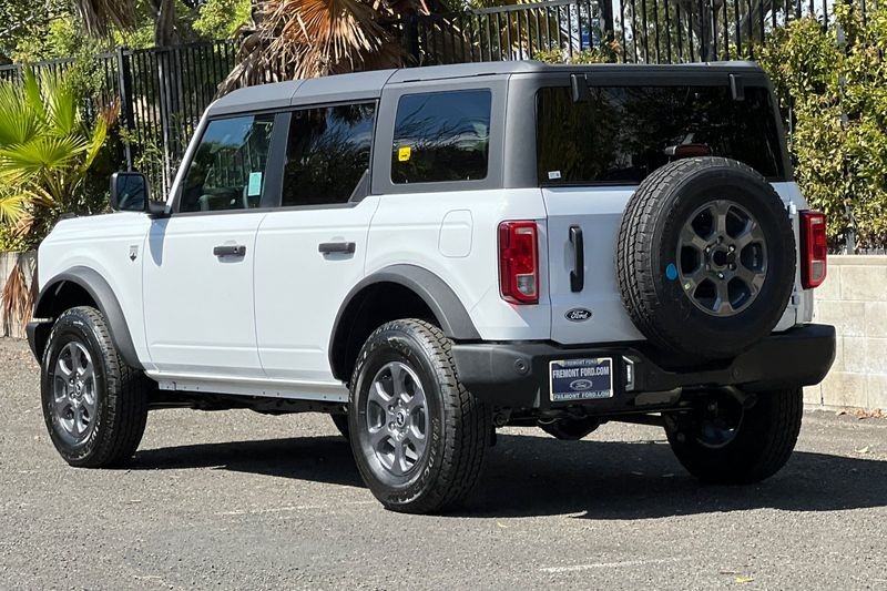 Ford Bronco Vehicle Full-screen Gallery Image 05