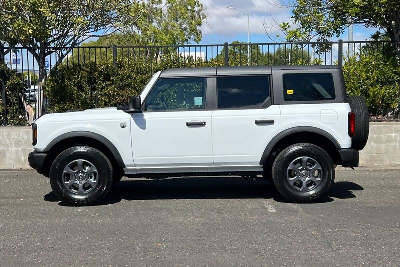 Ford Bronco Vehicle Full-screen Gallery Image 06
