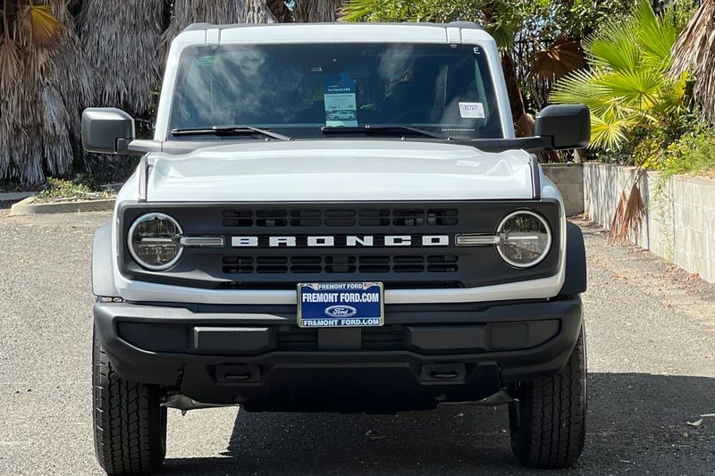 Ford Bronco Vehicle Full-screen Gallery Image 08