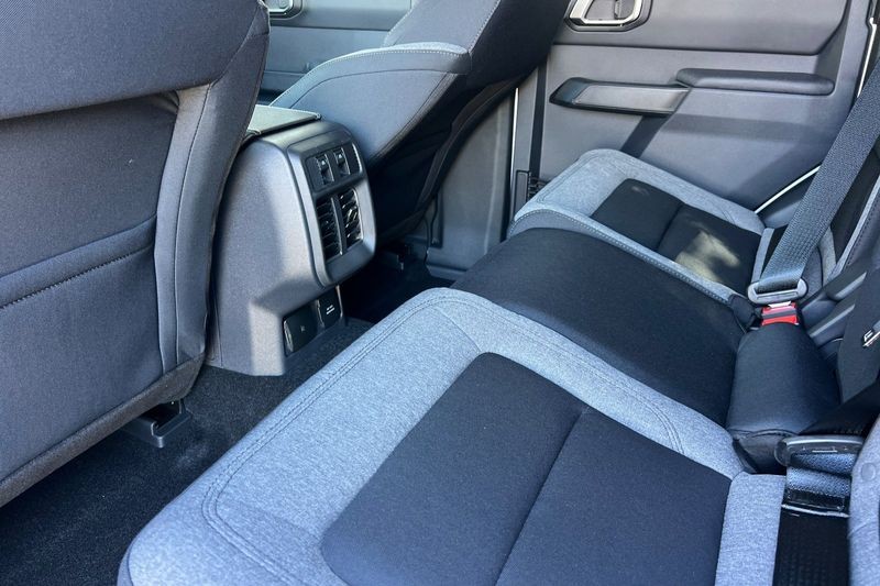 Ford Bronco Vehicle Full-screen Gallery Image 12